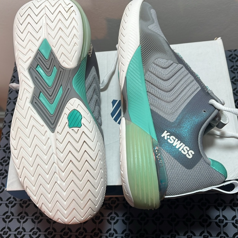 Women’s Tennis Shoes.  Size: 8 - Picture 8 of 8